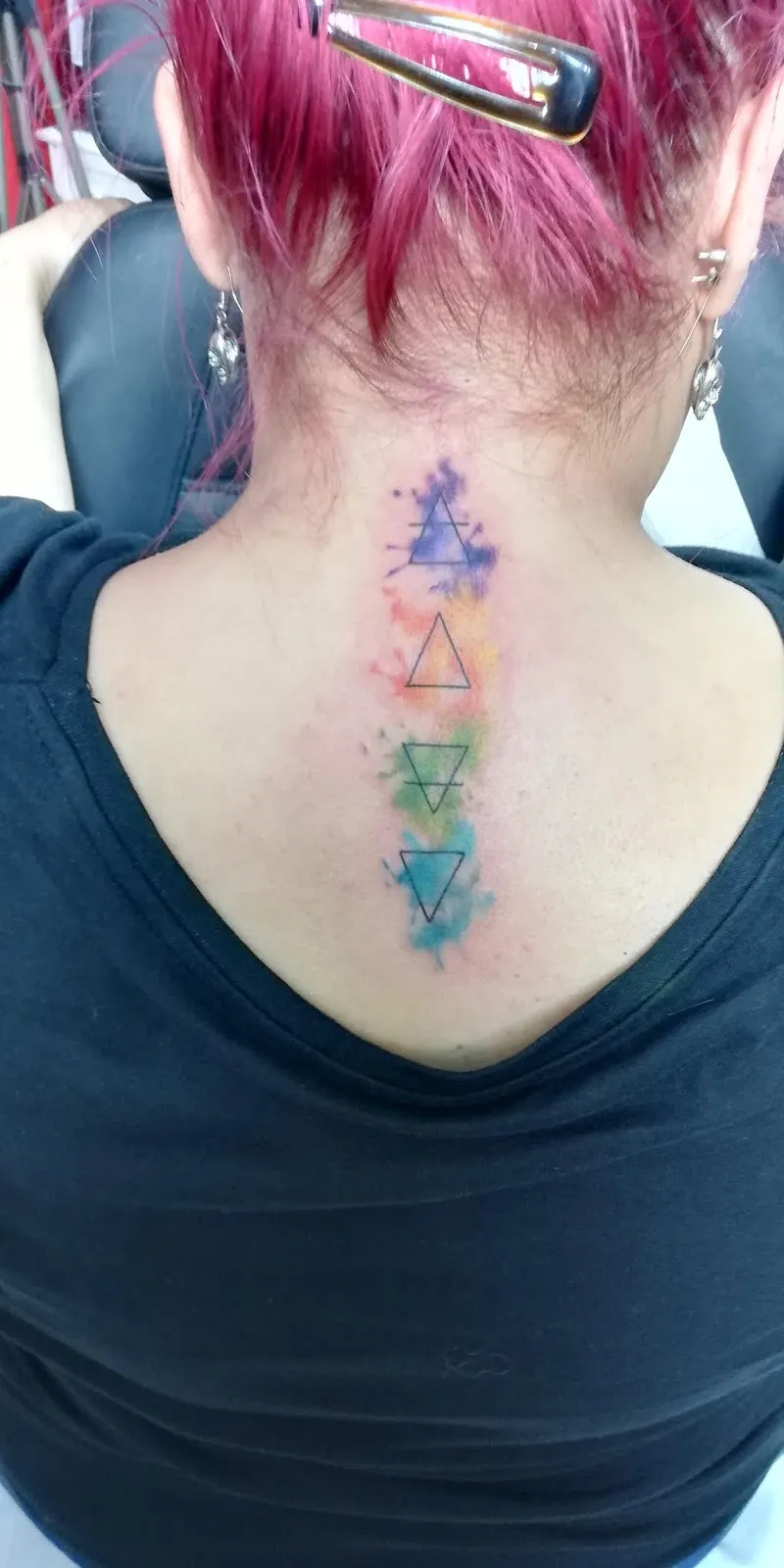 Tatuaj acuarelă pe ceafă